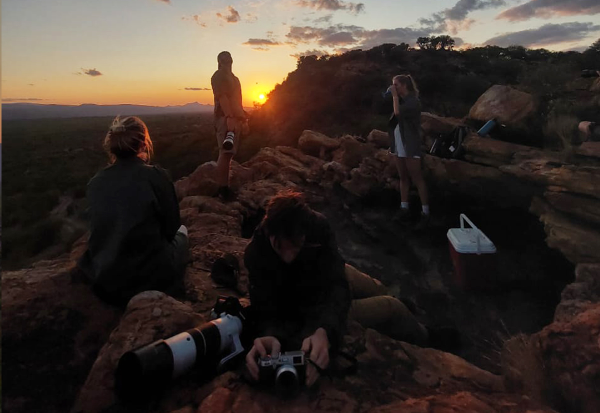 EcoTraining's tweet image. The end to a perfect day, watching the sunset over the horizon, colouring the sky with the most beautiful hues of golden rays, warming up the atmosphere. 

📸 Credit: Richard Davis

Learn more about our courses offered HERE: 👉ow.ly/Accz50QiaLq👈

#EcoTraining #peace