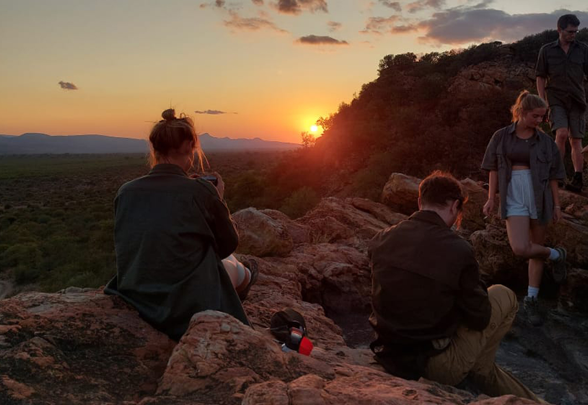 EcoTraining's tweet image. The end to a perfect day, watching the sunset over the horizon, colouring the sky with the most beautiful hues of golden rays, warming up the atmosphere. 

📸 Credit: Richard Davis

Learn more about our courses offered HERE: 👉ow.ly/Accz50QiaLq👈

#EcoTraining #peace