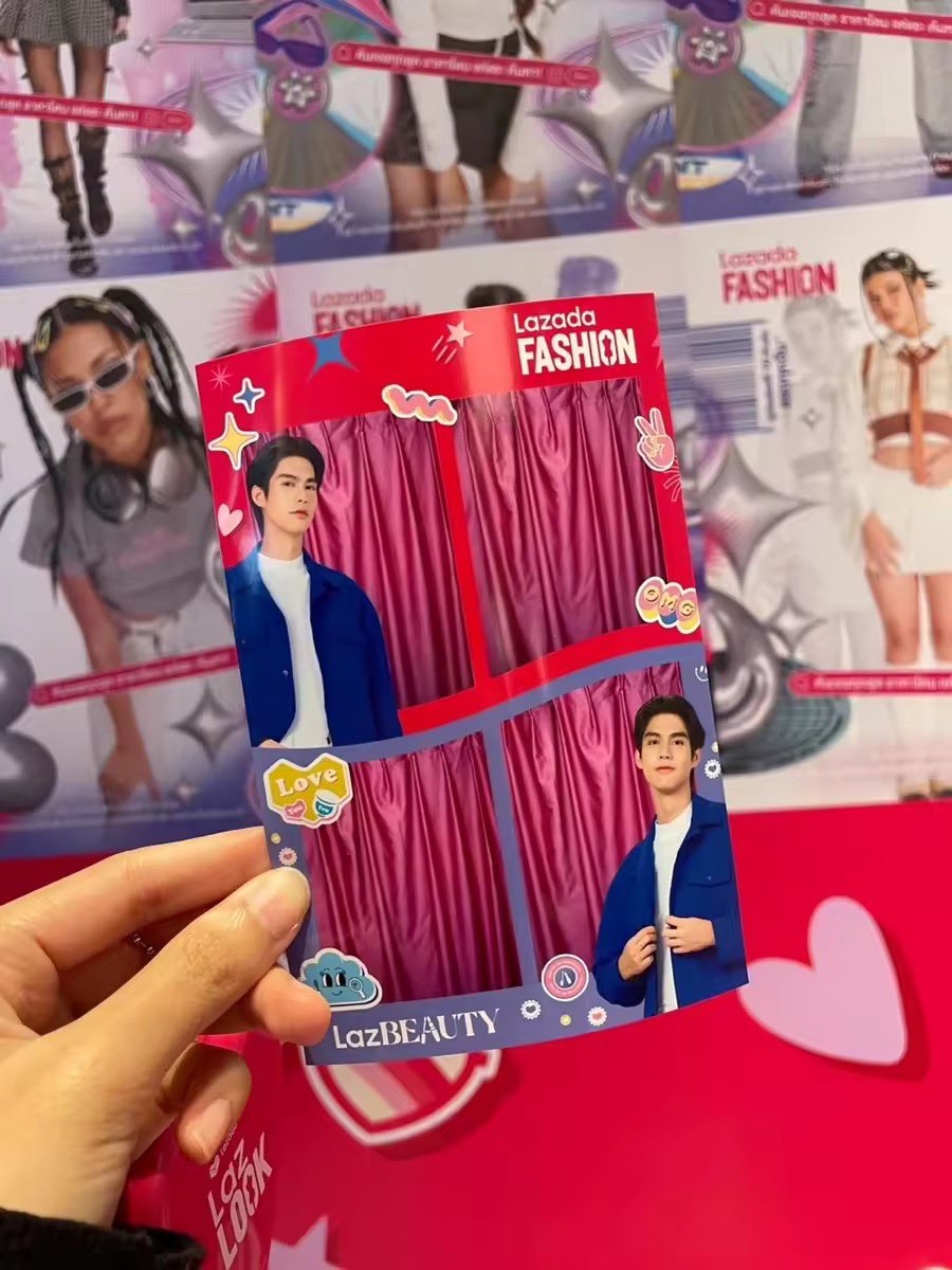 LazadaTH's tweet photo. 💖💙 แฟนๆที่มางาน #BRIGHTsHomeParty presented by Lazada วันนี้ อย่าลืมแวะมาถ่ายรูปกับพี่ #bbrightvc ที่บูท Lazada น้าาา
📸 น้องลาซมีตู้สติ๊กเกอร์พี่ #ไบร์ทวชิรวิชญ์ และของรางวัลจาก #LazBEAUTYTH และ #LazadaFASHIONTH มาแจกเพียบเลยยยย 🎁✨
#LazadaTH https://t.co/GFmqH056Hu