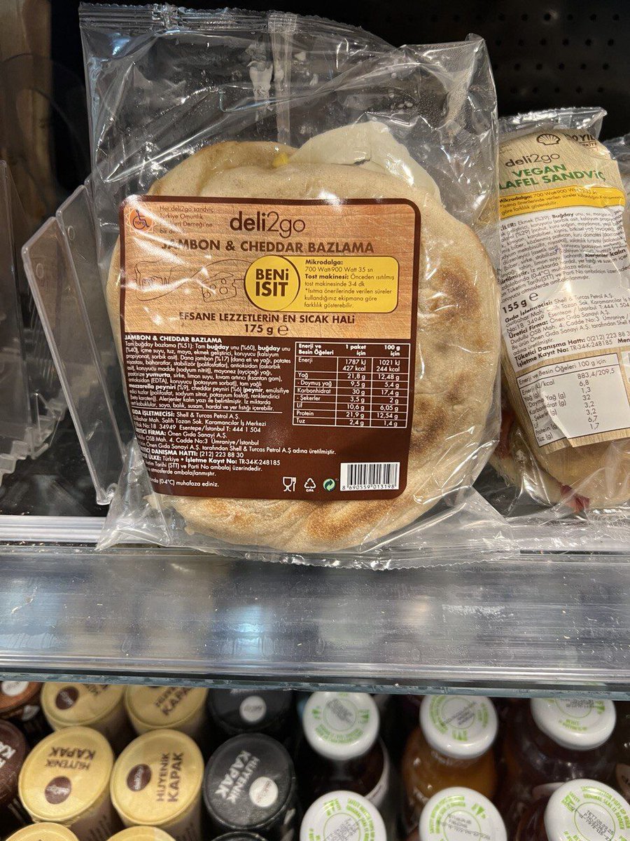 gidadedektifi's tweet photo. Deli2Go markasıyla Shell istasyonlarında satışa sunulan Jambon &amp; Cheddar Bazlama ürününde Cheddar peyniri değil, eritme peyniri kullanılıyor.
Ürün içeriğindeki peynir içeriğinde emülsifiye edici tuzlar ile ürünün daha sarı görünmesi için beta karoten var.
#NeYediğiniziBilin https://t.co/wG9QuuIFhN