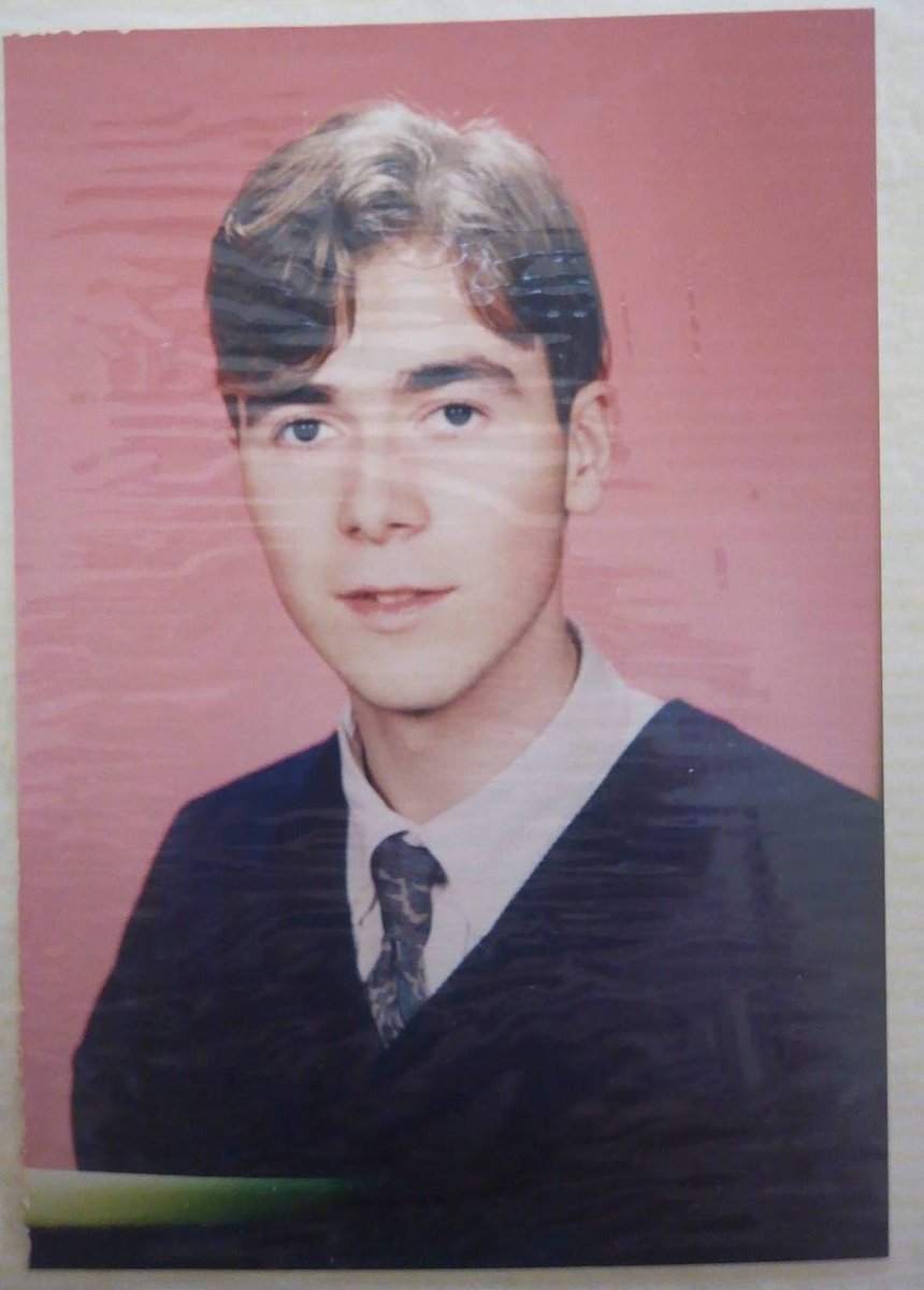 Ulaş Şahintürk 23 Aralık 1996 günü, bundan 27 yıl önce bugün 17 yaşında Ulucanlar hapishanesinde DHKP-C tarafından öldürüldü. Bu ülkede ölülerinizin kıymeti kimin öldürdüğüne göre değişiyor. Misal PKK ve radikal sol örgütler öldürdüğünde ölünüzü kimse anmıyor, aileleri bile…