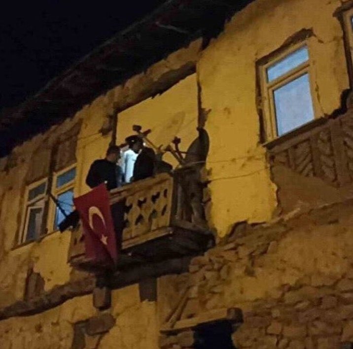 Evi yıkık, halısı hasır, döşeği çuldur.
Oğlu şehit, torunu yetim, gelini duldur. Neden hep vatanı koruyanlar yoksuldur?  #askerihastanemiistiyorum
#hakkari #6yiğit #şehit