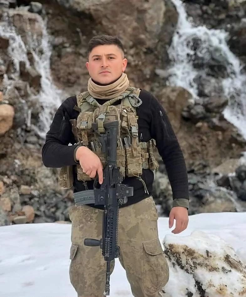 Biz çirkin çocuklardık, en güzellerimizi şehit ettiler.
Şehit yasin Karaca 🇹🇷
#sehidimizvar