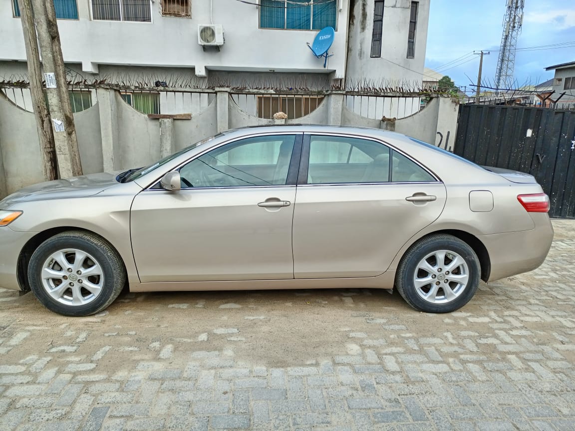 asorock79299773's tweet photo. 2009 Toyota Camry LE 
Foreign used (Tokunbo) 
4 cylinder.
Full duty paid.
Location: Abuja
Price:  5.6m naira .
WhatsApp or call: 07046778480 https://t.co/oHC3pQf9Q7