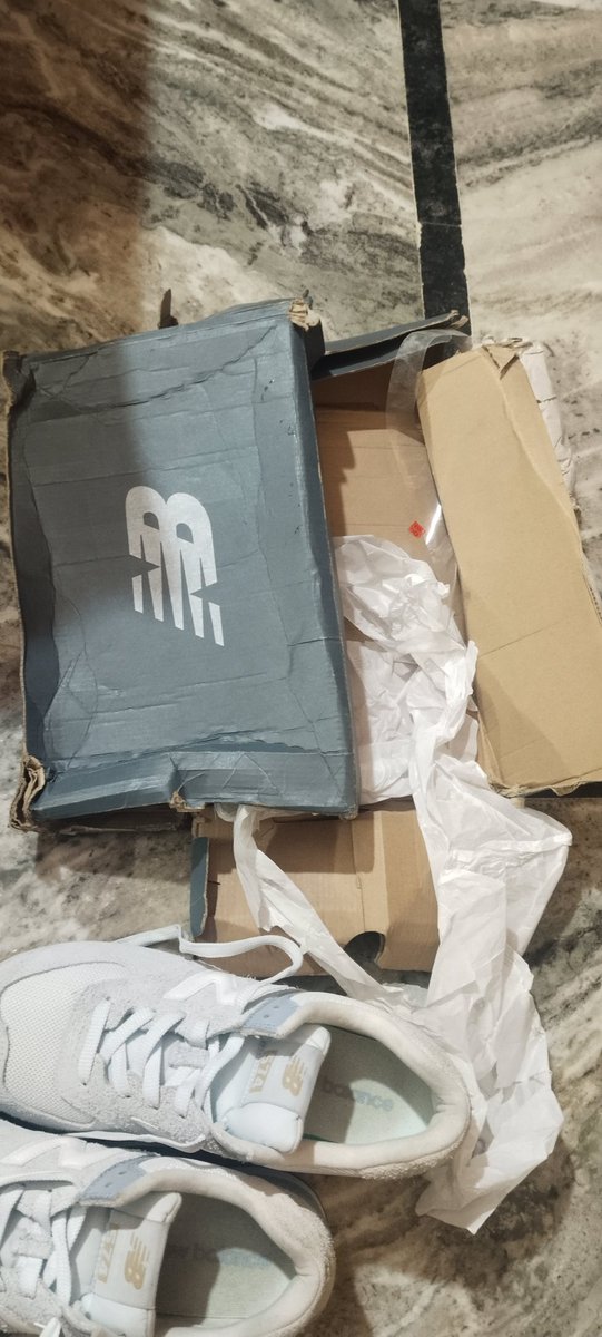 JoshiHiman18412's tweet photo. I ordered this shoes from @Flipkart Recieved totally damaged box and dirty product and the delivery boy says you can return it  but now I tried to return it 6 time no body responds on this Flipkart says we can't do anything for this @flipkartsupport @newbalance #boycottflipkart https://t.co/wobZOJaY61
