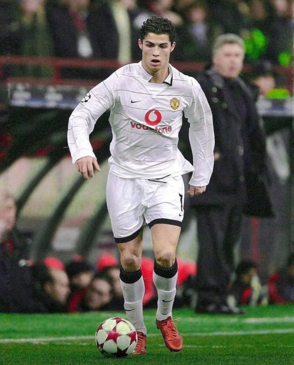 ArobaseGiovanny's tweet photo. 870 buts en carrière, qui aurait pu miser là-dessus ?

Le milieu de terrain qu'il était à ses débuts... La révolution du poste d'ailier... La machine à buts ensuite...

Le plus grand joueur de tous les temps. L'image du football. https://t.co/5ECRwE2Tow