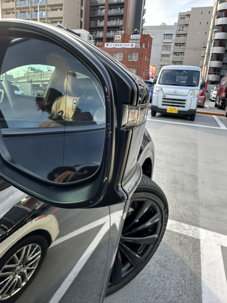 駐車時折り畳み忘れて吊りのチェーンに接触してこう。無理して車庫証とったたたりか…、コンパウンドなでなで