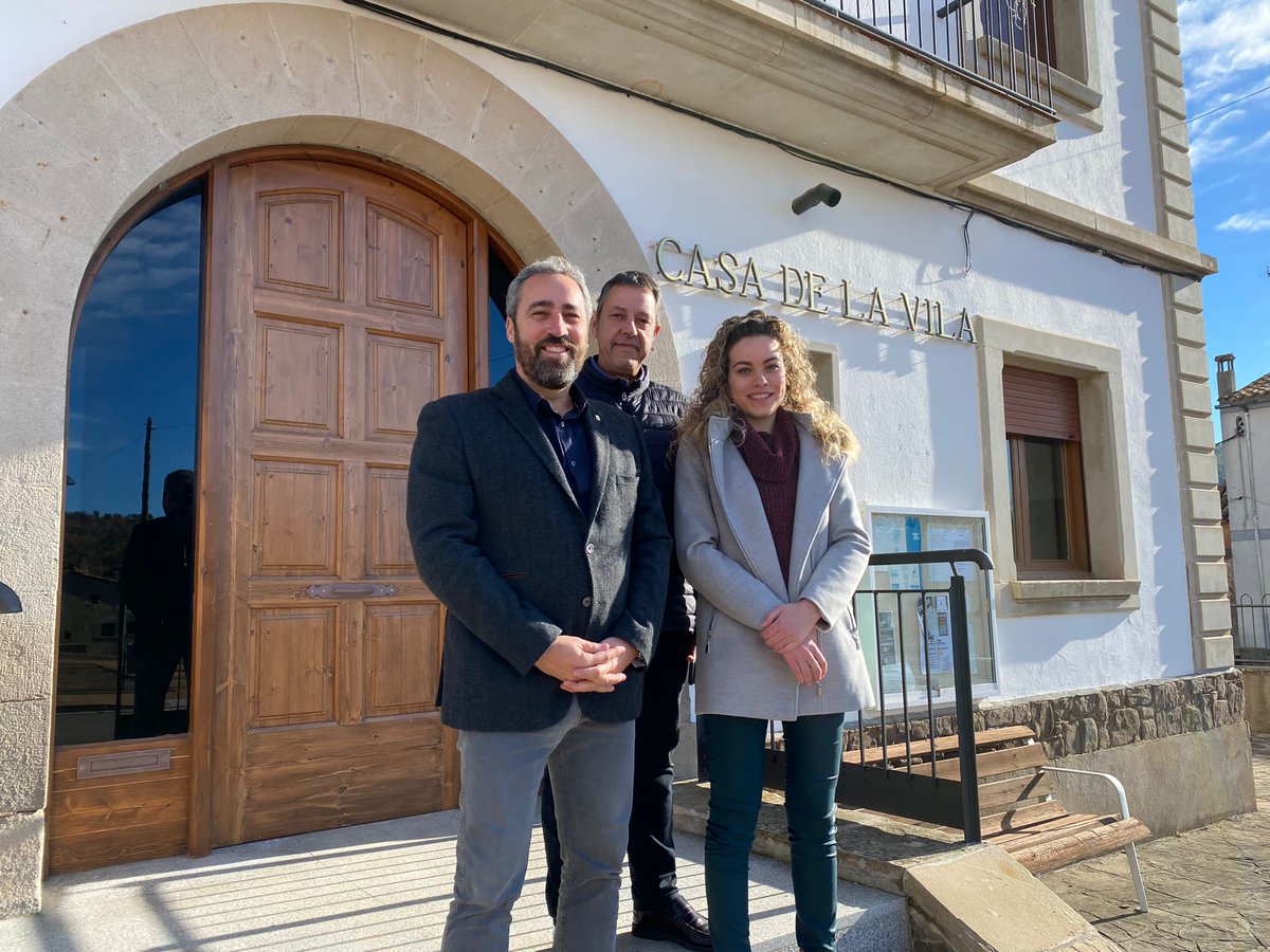 Junts Municipis | #Gentdedebò (@juntsmunicipis) on Twitter photo 🤝El president de Junts a la <a href="/diba/">Diputació de Barcelona</a> <a href="/ramonbacardit/">Ramon Bacardit</a> ha visitat aquesta setmana Santa Maria de Merlès per reunir-se amb l'alcaldessa Sara Costa.
✍️ A la trobada han tractat temes com la millora dels camins municipals, la riera de Merlès i nous equipaments. 🤝El president de Junts a la <a href="/diba/">Diputació de Barcelona</a> <a href="/ramonbacardit/">Ramon Bacardit</a> ha visitat aquesta setmana Santa Maria de Merlès per reunir-se amb l'alcaldessa Sara Costa.
✍️ A la trobada han tractat temes com la millora dels camins municipals, la riera de Merlès i nous equipaments.