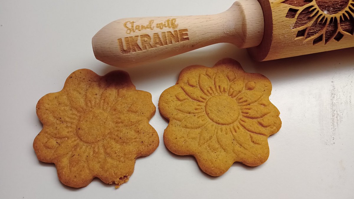 Muksunen's tweet photo. #pipari-päivä tänään, miten se viimeinen pellillinen aina ylipaistuu? 
Huomaa kuvioitu #kaulin! #standwithUkraine #Slava_Ukraine #rolling_pin #piparkakku #leivonta https://t.co/LrpES2pdqU