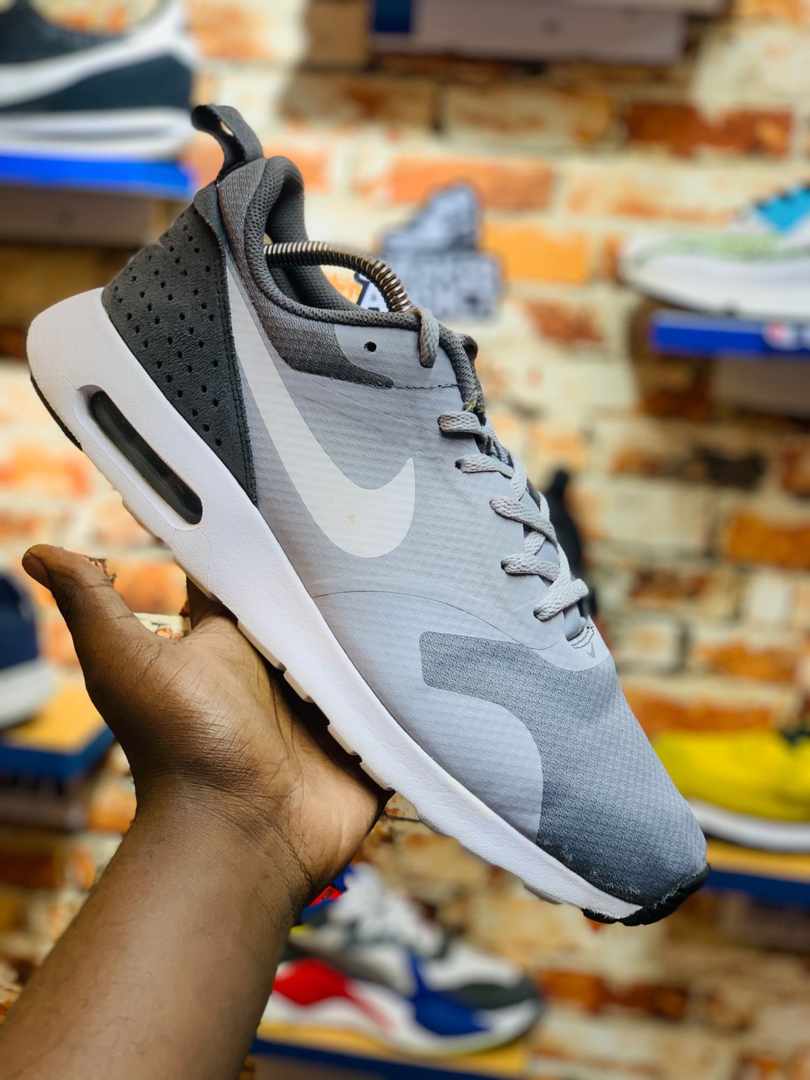 charleswanduga's tweet photo. Nike blazer UK 5.5
Ellesse UK 6
Nike airmax tavas UK 10.5
H&amp;M UK 9

Price 3500
Dm app call 
0705267994
@AmRoggoz https://t.co/ZVW7Wm4tGr