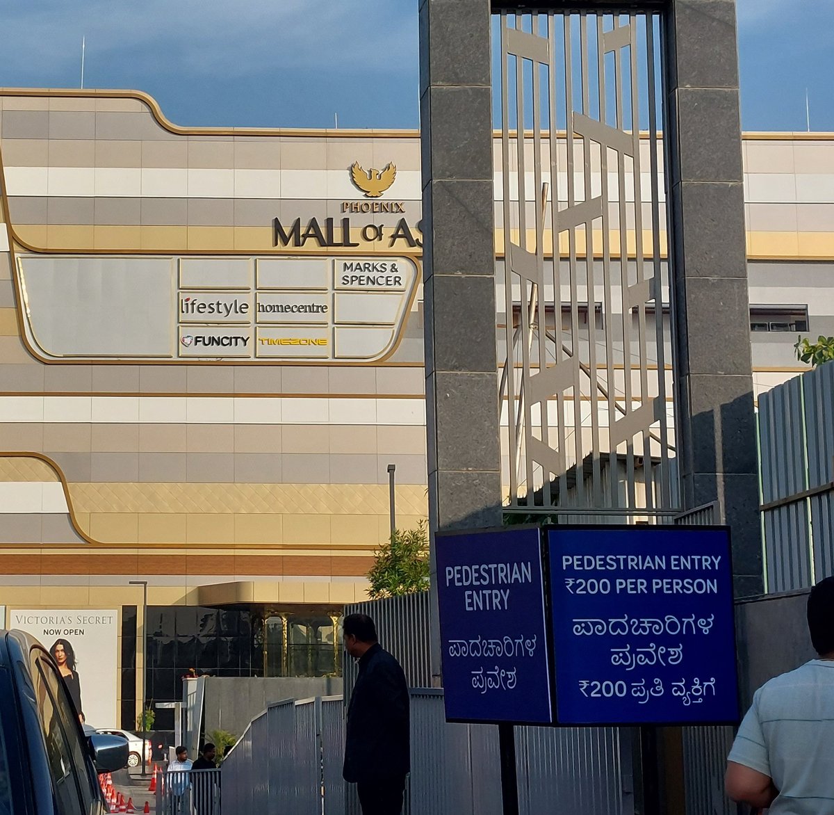 ghostpepperinos's tweet photo. The Phoenix Mall of Asia is charging 200 for pedestrian entry and 150 for cars 

Ridiculous 😂

@BangaloreMirror @peakbengaluru https://t.co/wZdzvu87Ac