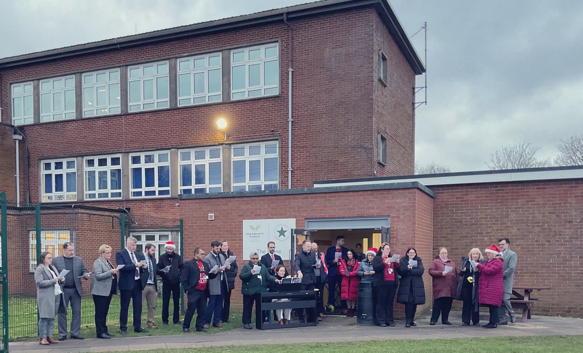 A picture from the last day of term as our brilliant staff sung Christmas carols to the students as they arrived at school.

Merry Christmas from all at KEVI 🎄