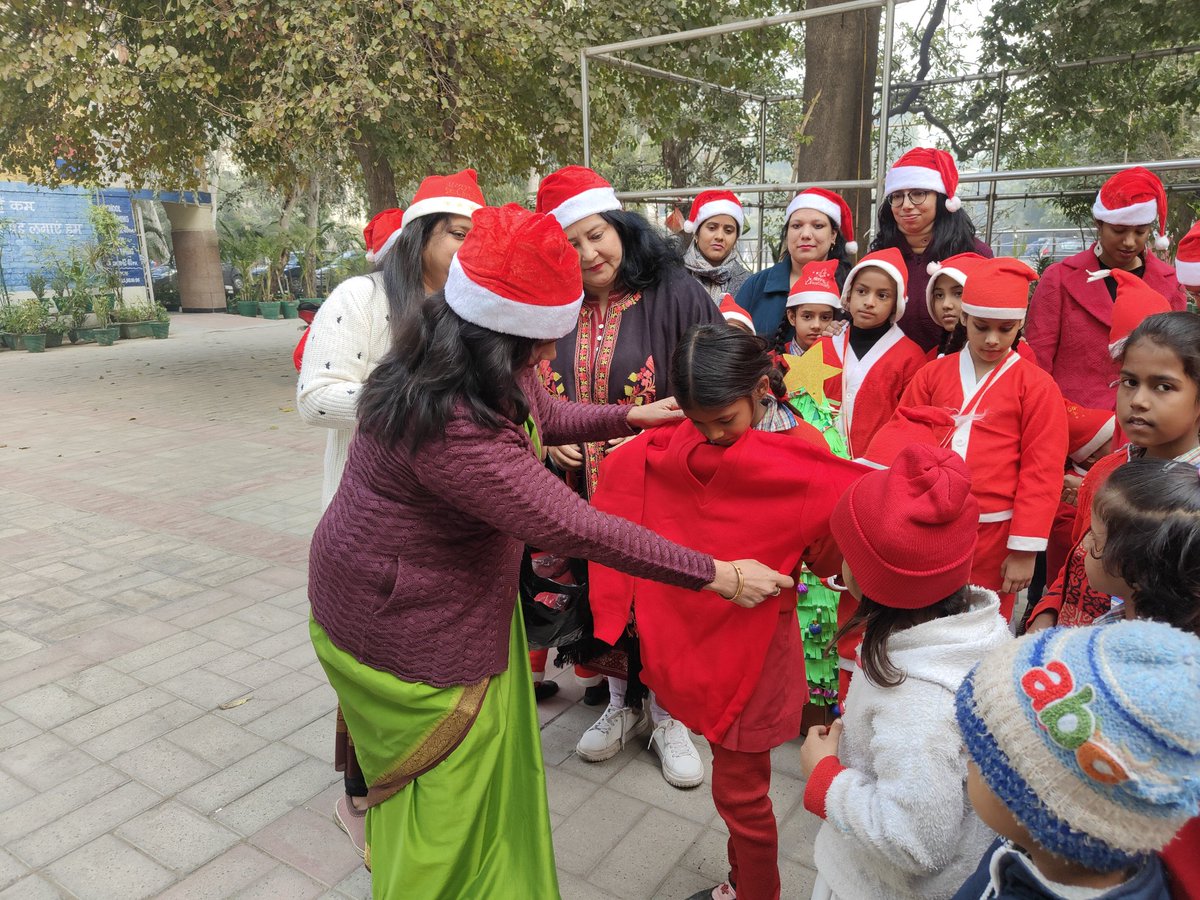 SkvDallupura's tweet photo. @Dir_Education
@RajhanstiwariMT
@upmasingh031  प्रधानाचार्या श्रीमती उपमा सिंह जी का व्यक्तित्व प्रभावशाली,बहुत नेक दिल,सबकी मदद को हरदम तैयार।क्रिसमस के मौके पर जरूरतमंद बच्चों को स्वेटर,टोपी वितरित कर,सभी को एक दूसरे की सहायता करने का,हर धर्म का सम्मान करने का संदेश दिया।🌹 https://t.co/VnqkbTrccY