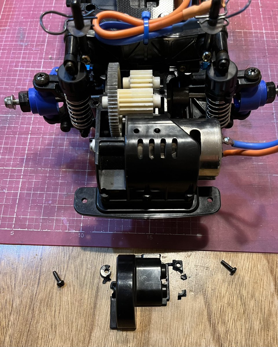 KtizvE's tweet photo. 息子のラグビーの練習の合間に、
調子よく走っておりましたFF01でしたのに…突然ギア舐めみたいな異音。
ギアカバーの取付部が大変な事に😵
プラの経年劣化でしょうか、果たして、部品、入手できますでしょうか?
#タミヤRC
#FF01
#今日は同時に発掘してきた156 https://t.co/JPR6a9JIZs