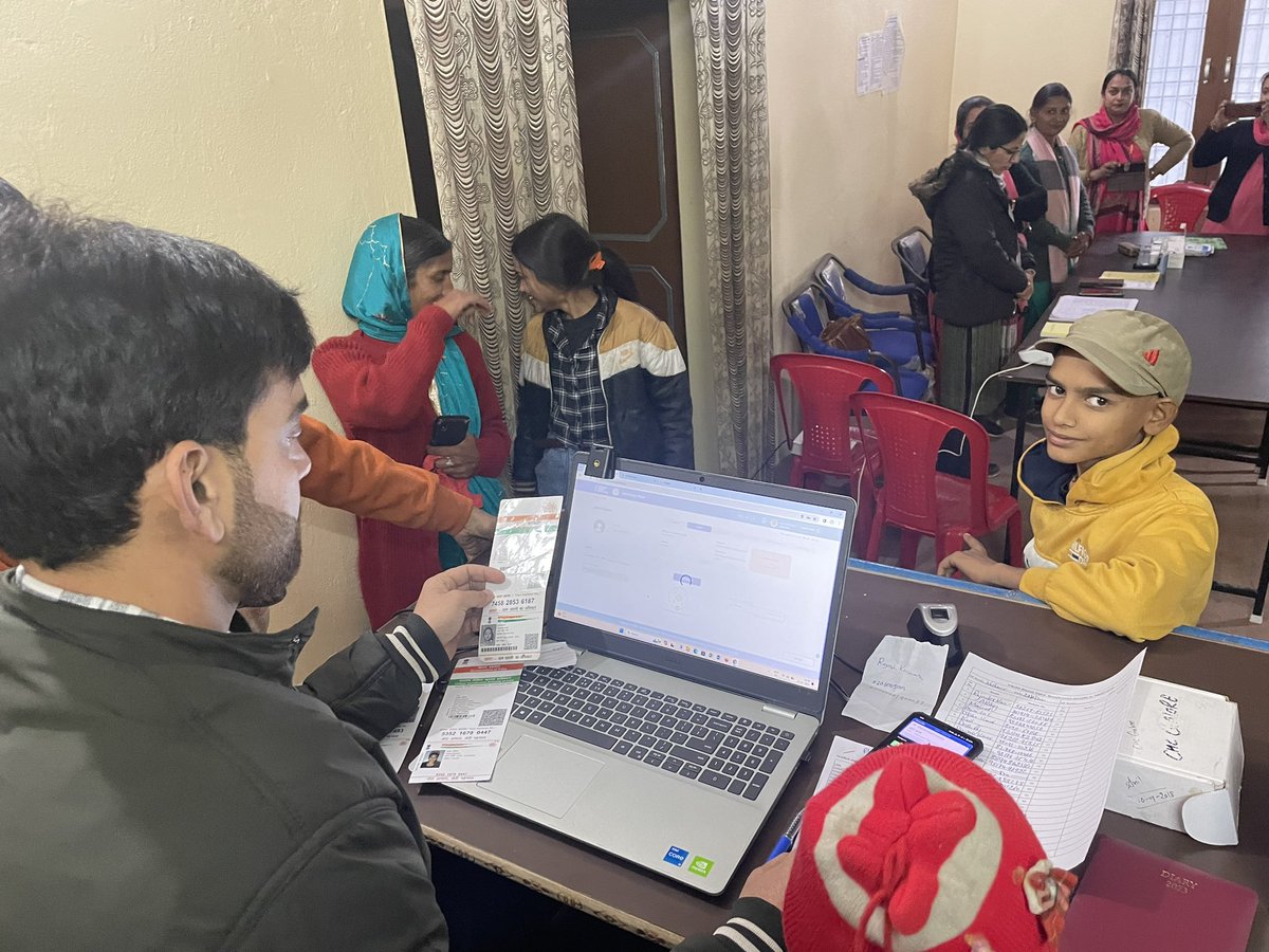 Deep within #Hamirpur in Village #Kashmir during the #ViksitBharatSanklapYatra interaction with ASHAs, PRI members and beneficiaries, #PMJAY cards being made to support access to healthcare , screening for #Hypertension #Diabetes underway @nhmhimachalp @MoHFW_INDIA @DcHamirpur