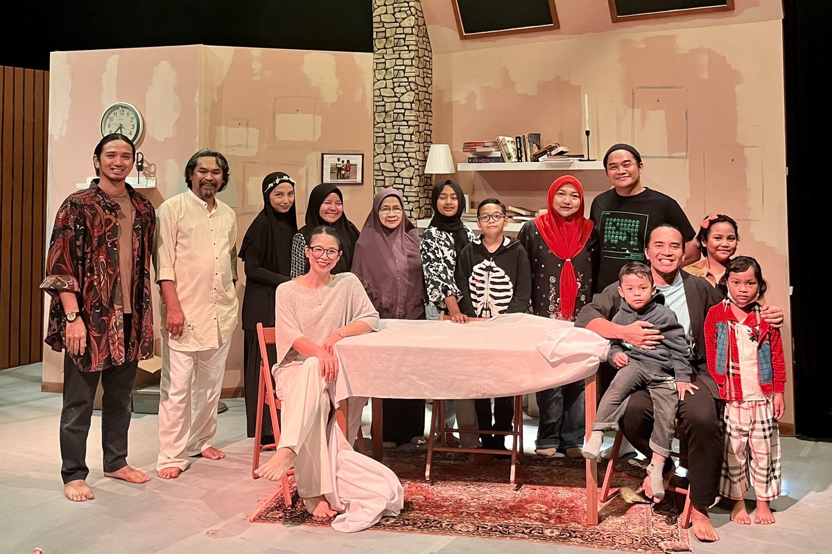 mosyukiborhan's tweet photo. Minggu lalu. Saya tidak berperan (hanya dilihat muncul beberapa saat), tetapi ahli keluarga menonton naskhah saya dipentaskan sebagai sebuah teater & ia tentang orang yang kami kongsi kasih sayangnya; Abah ❤️
#TeaterSAPA
#RumahRipta #MainTheatre #RukunRanah
#MDP #DreamProject https://t.co/FUVGoXero9