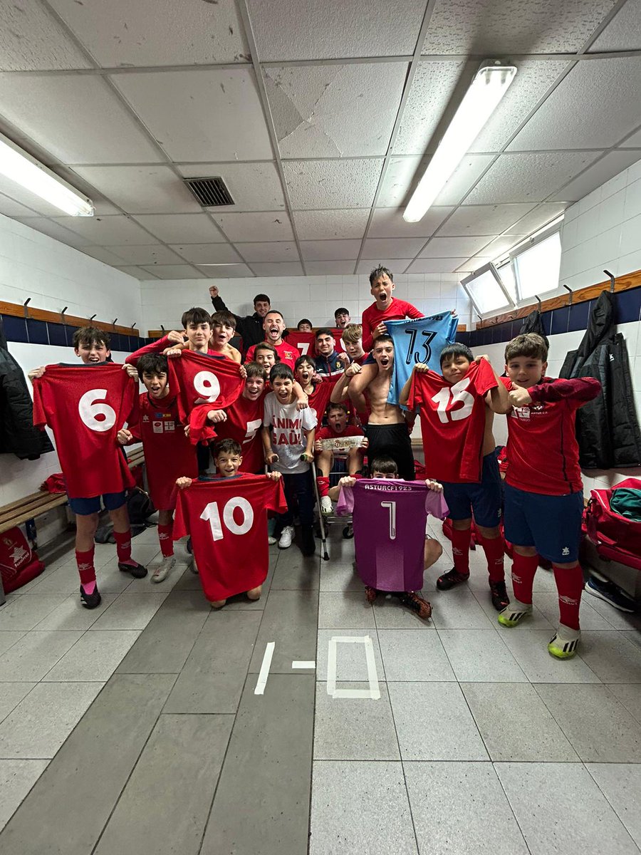 asturcf1923's tweet photo. Era el día. Victoria de nuestro Infantil D que suma de tres para colocarse como líder de su grupo!!🔴🔵

#educandoconelfutbol  #SOMOSASTUR  #CanteraAstur https://t.co/U4i1hvhby2