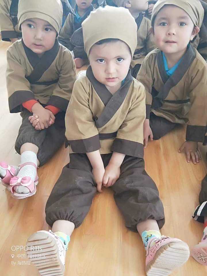 Bu çocuklar çinin esir aldığı Doğu Türkistan'lı müslüman, Türk çocukları.
Bu çocukları görmezden gelen, ağızlarına bile almayan hiç kimse ben milliyetçiyim, müslümanım demesin !.
