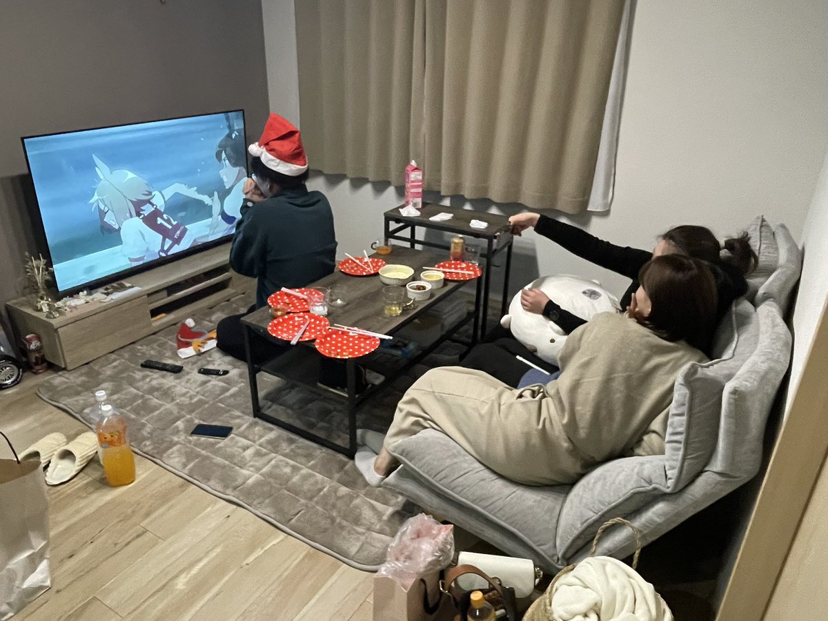 せっかくクリスマス会に呼ばれたのに
ヨツヤが1人でウマ娘見始めてワロタ