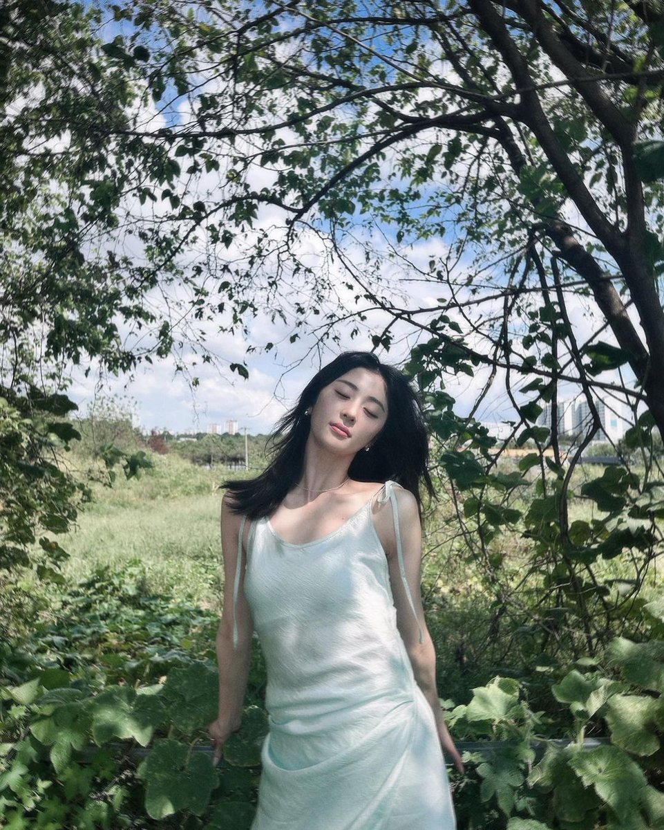 le_sserafimSL's tweet photo. [#Yunjin (@/jenaissante) Instagram update]

🐍 : " 🪷"

#LE_SSERAFIM #르세라핌 #YUNJIN #허윤진 

+ https://t.co/Rl0D5qFazh