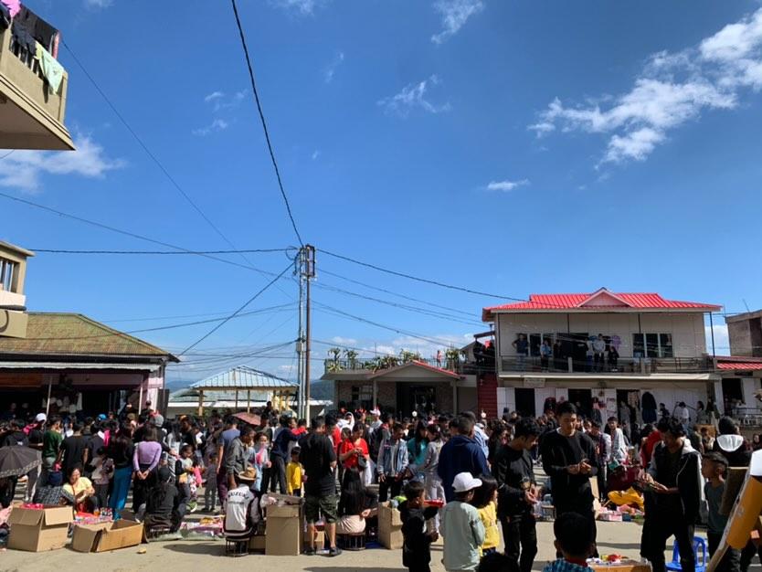 mizoraminsta's tweet photo. Christmas market | Biate | Aizawl
.
.
Pic credit 📷 @jo_jwo
.
.
.
#christmas #krismas #biate #bazar #bazaar #market #christmasseason #people #shopping #mizoram #mizoraminsta #northeastIndia https://t.co/xbHM4CvFqi