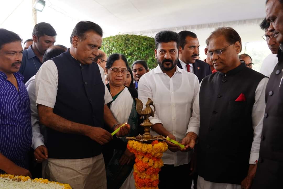 CmRevanthFans's tweet photo. మాజీ #ప్రధానమంత్రి శ్రీ #PV #నరసింహా_రావు గారి #వర్ధంతి సందర్భంగా నెక్లెస్ రోడ్డులోని #పీవీ #జ్ఞానభూమి వద్ద గౌ #ముఖ్యమంత్రివర్యులు శ్రీ @revanth_anumula గారు #నివాళులర్పించారు.

#CMOTelangana
#revanthreddyanumula
#cmrevanthreddy
#RevanthReddy
#RevanthReddycm https://t.co/UyK1n579EK