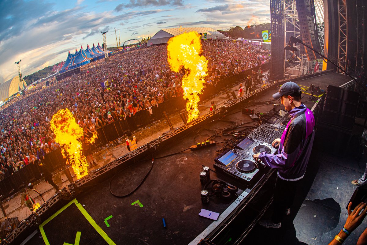 Creamfields's tweet photo. Post videos from this set! GOOOOO 
@benhemsley 😈 https://t.co/gDpSDufFeg