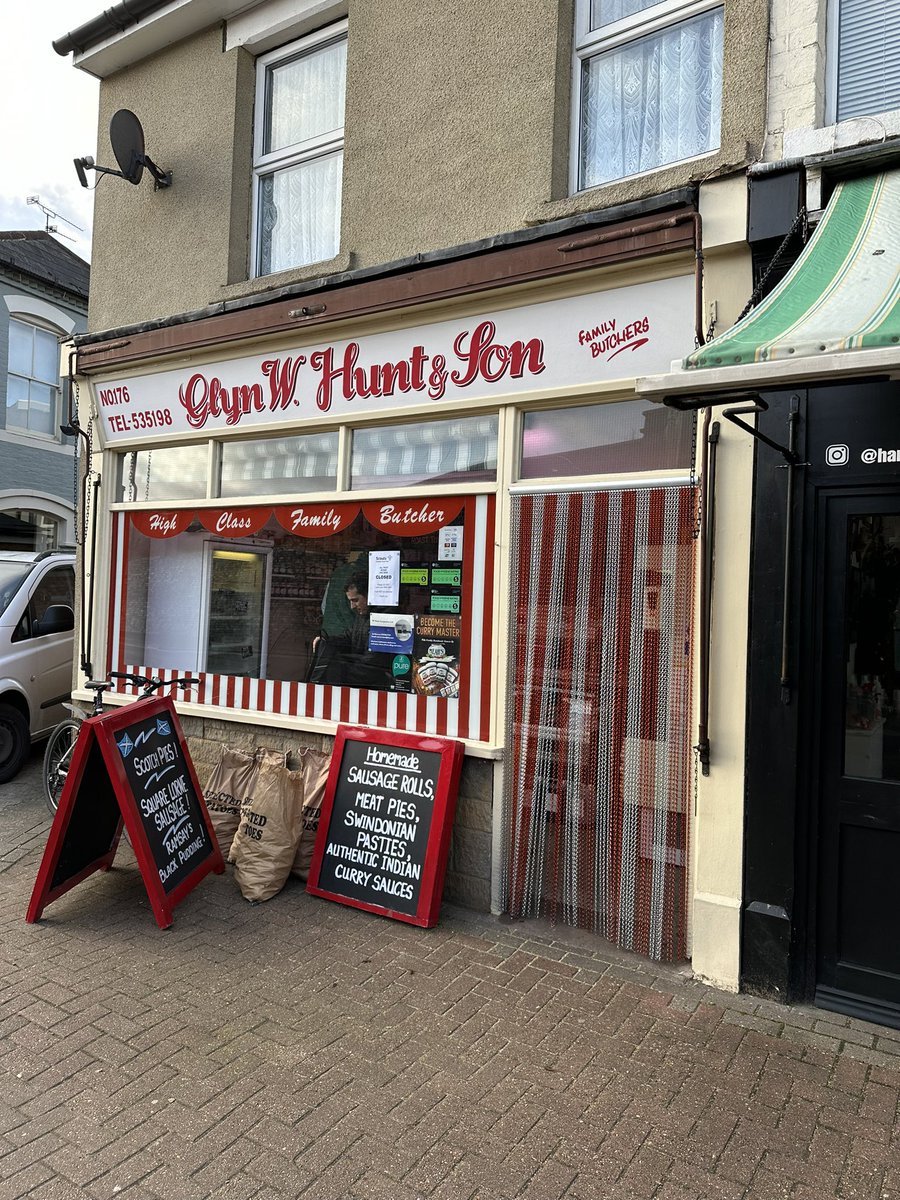 jimrobbins's tweet photo. Picked up the Christmas Turkey and a lovely bit of beef from Glyn Hunt’s Butchers on Rodbourne Road! 🦃 🥩 

Christmas is coming! 🎅🏻 https://t.co/5VSogKLRca