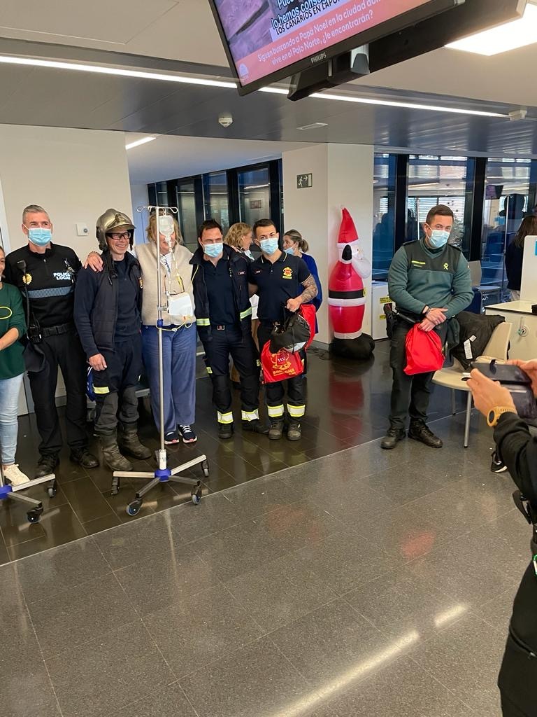 112cmadrid's tweet photo. 🔸Durante los últimos días, #BomberosCM han querido estar cerca de aquellos que están obligados a pasar estas jornadas en los Hospitales de la región, como el #Parque42 de #Villalba.
🔹Es la mejor manera de mostrarles nuestro cariño, sobre todo a los más pequeños.
#ASEM112 https://t.co/F5sUA9m3wc