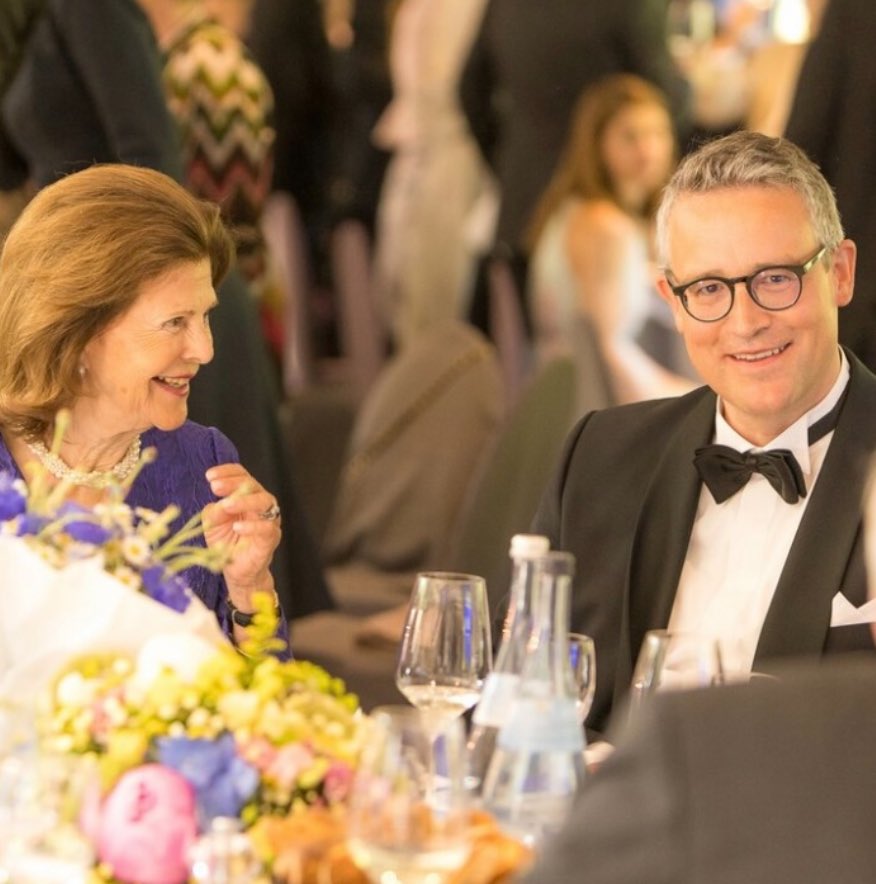 Vi har den äran att gratulera på 80-årsdagen, Drottning Silvia!  🥂 Königin Silvia von Schweden feiert heute ihren 80. Geburtstag. Wir können uns keine bessere Brückenbauerin zwischen Deutschland und Schweden vorstellen und gratulieren herzlich!