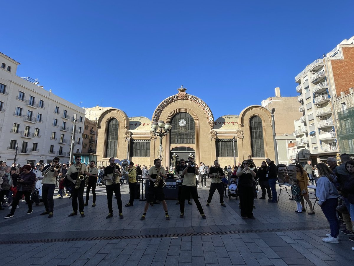 tarragonamercat's tweet photo. La música dels @Tocabemolls ja omple la plaça Corsini d’alegria i diversió en aquesta jornada 🥳

Ja heu comprat la vostra butlleta per ajudar als Reis Mags d’Orient? 👑 https://t.co/7jDJbU1ASO