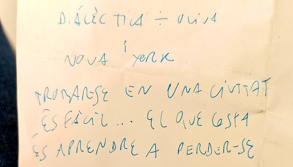 Veritats senzilles i punyents. Assabentant-me q <a href="/AngelsGregori/">Àngels Gregori</a> és capricorn com jo. Gojant dl seu sedàs de cites clàssiques. Ens ha presentat seu poemari "Jazz" a <a href="/pynchonCo/">Librería Pynchon&Co</a>. Ganes d'anar a Nova York i adoctrinar els seus carrers amb la geografia i històries + nostres