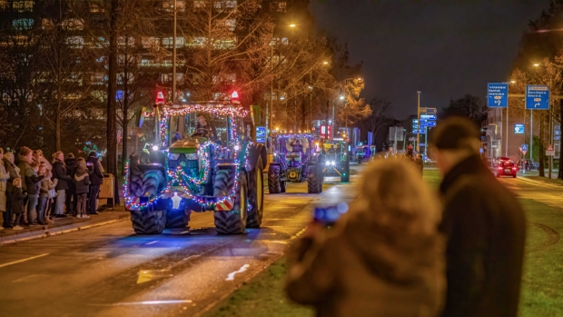 Veel bekijks voor verlichte trekkertocht ondanks slechte weer -  gooieneembode.nl/l/329689
