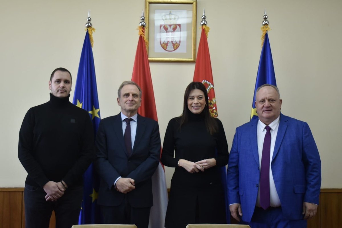 Dutch Embassy in Serbia and in Montenegro (@nlinbelgrade) on Twitter photo Ministarka Irena Vujović i ambasador <a href="/JoostReintjes/">Joost Reintjes</a> na potpisivanju ugovora za početak radova na izgradnji 78 km kanalizacione mreže u selima u okolini Leskovca. Kraljevina 🇳🇱 je donirala oko 7️⃣ mn 💶 za kanalizacionu mrežu koja će povezati 16 naselja u kojima živi 20.000 ljudi. Ministarka Irena Vujović i ambasador <a href="/JoostReintjes/">Joost Reintjes</a> na potpisivanju ugovora za početak radova na izgradnji 78 km kanalizacione mreže u selima u okolini Leskovca. Kraljevina 🇳🇱 je donirala oko 7️⃣ mn 💶 za kanalizacionu mrežu koja će povezati 16 naselja u kojima živi 20.000 ljudi.