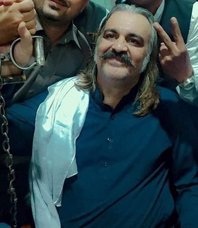 علی آمین گنڈاپور نے ڈیرہ اسماعیل خان سے کاغذات نامزدگی جمع کرا دئے
فضل الرحمان تو وڑ گیا 😂