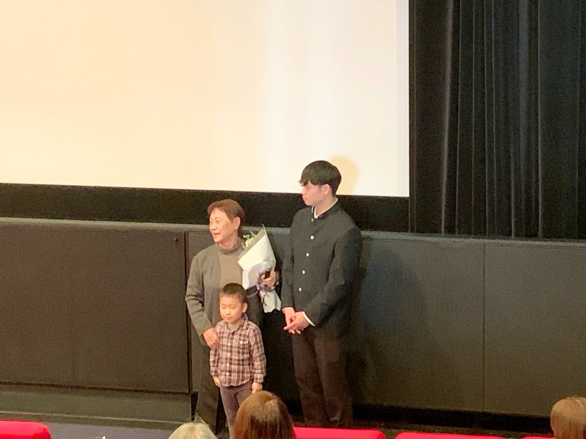 kazenotanimovie's tweet photo. 本日 #川崎市アートセンター 初日にご来場いただいた皆様、有難うございました。
上映後の舞台挨拶では天野優子先生、五十嵐匠監督のトークに続き、本作挿入歌に起用された｢風と緑の幼稚園｣を小学生の頃に作詞作曲したという卒園生の小山東悟さんにサプライズ登壇頂きました。

#時代遅れの最先端 https://t.co/FRZWPgGD6W