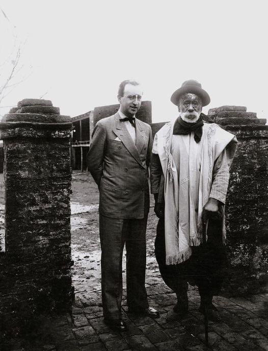 The herdsman Segundo Ramirez, who inspires the writer Ricardo Güiraldes in his novel Don Segundo Sombra, with a journalist

📍 San Antonio de Areco, 1936