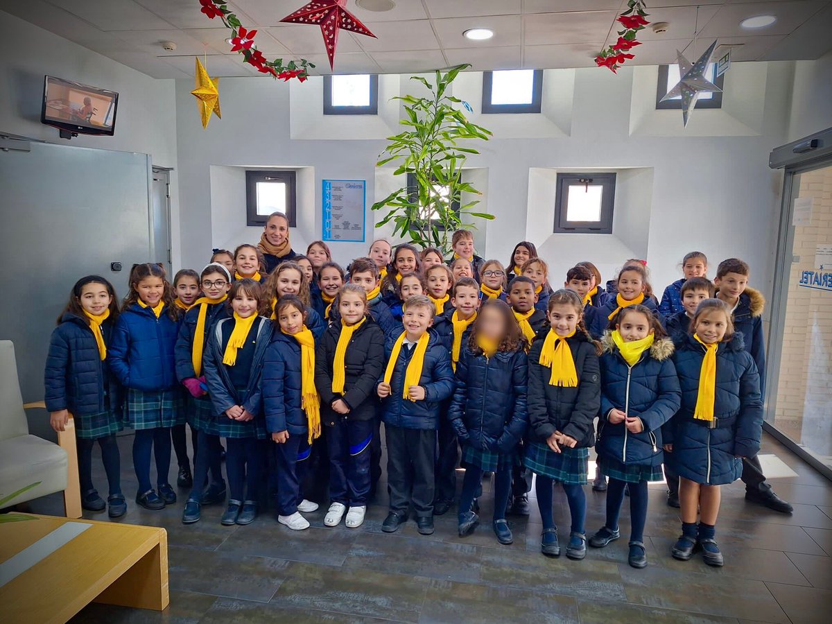 El colegio Santa Mónica quiere trasladar la felicidad de sus niños a aquellos que más lo necesitan en estas fechas y son más vulnerables.🎶🎄Por eso,el coro del colegio ha cantado su repertorio de villancicos en un centro de día y en Geriatel. 
#contagiandoalegria #soysantamonica