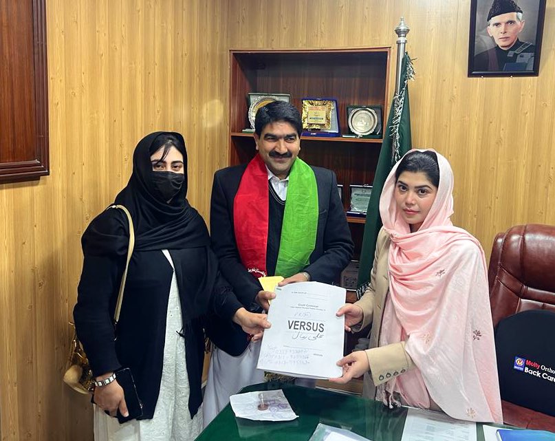 SupariKhan's tweet photo. ایڈوکیٹ علی زمان نے پشاور کے حلقہ PK-73 سے الیکشن لڑنے کیلئے کاغذات نامزدگی جمع کرادی!
علی زمان وہ وکیل ہے جنہوں نے9مئی کے بعد 700 سے زائد کارکنان کی ضمانتیں کروائی اور متعدد لیڈرز کی BBA کنفرم کرائی۔ https://t.co/RrwQffo8UD