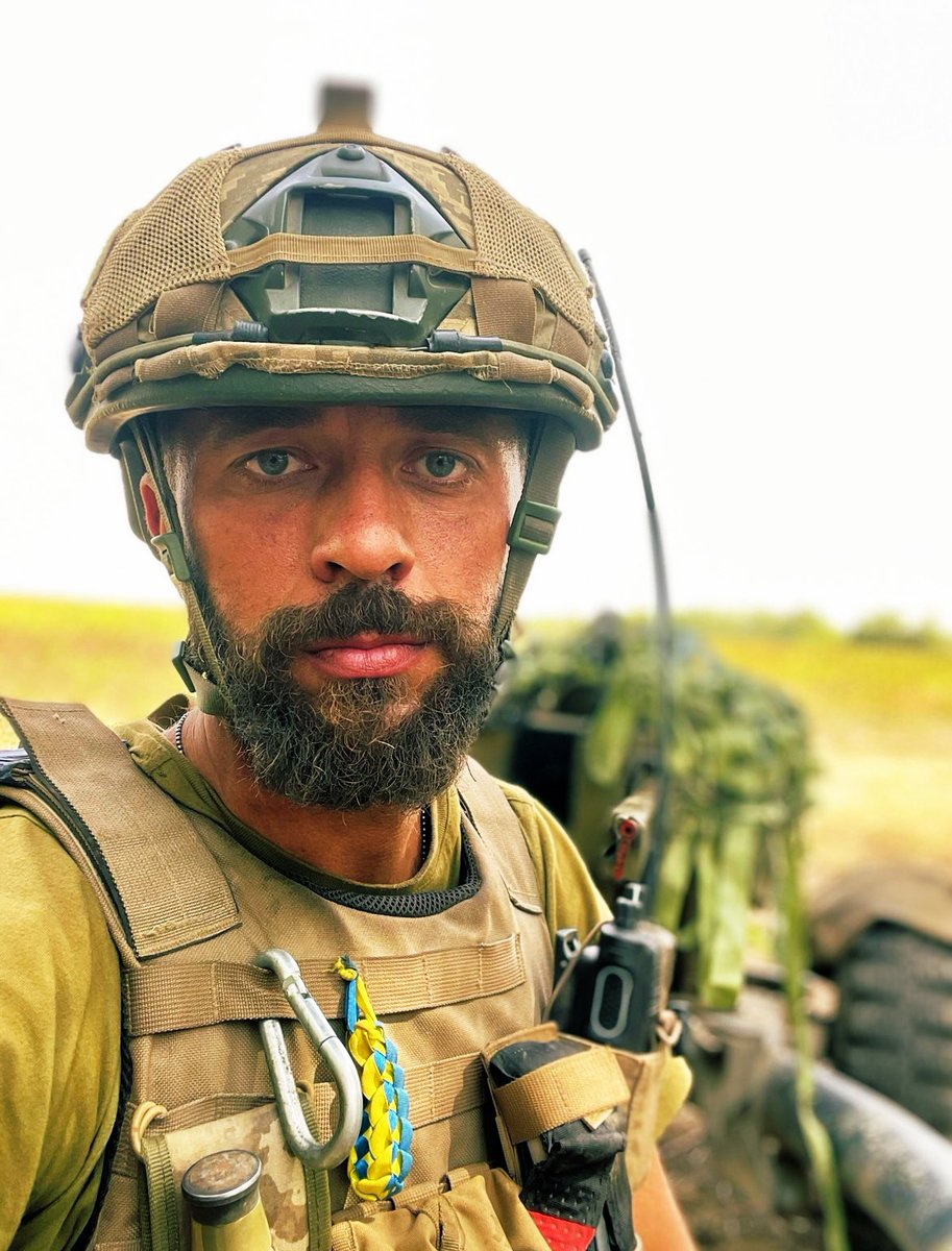denintern's tweet photo. Вчора був мій останній день у 46 бригаді і навіть у ДШВ. Я лишаюся у війську і надалі сприятиму його модернізації і реформуванню в іншому підрозділі Сил оборони. 

Ці 1,5 роки були пекельно незвичними, важкими, веселими, дуже страшними, але точно щасливими. Дякую за те, що були зі мною, дякую за допомогу. Сподіваюся, читати про реформи вам буде не набагато нудніше, як про артилерійську роботу 🫡