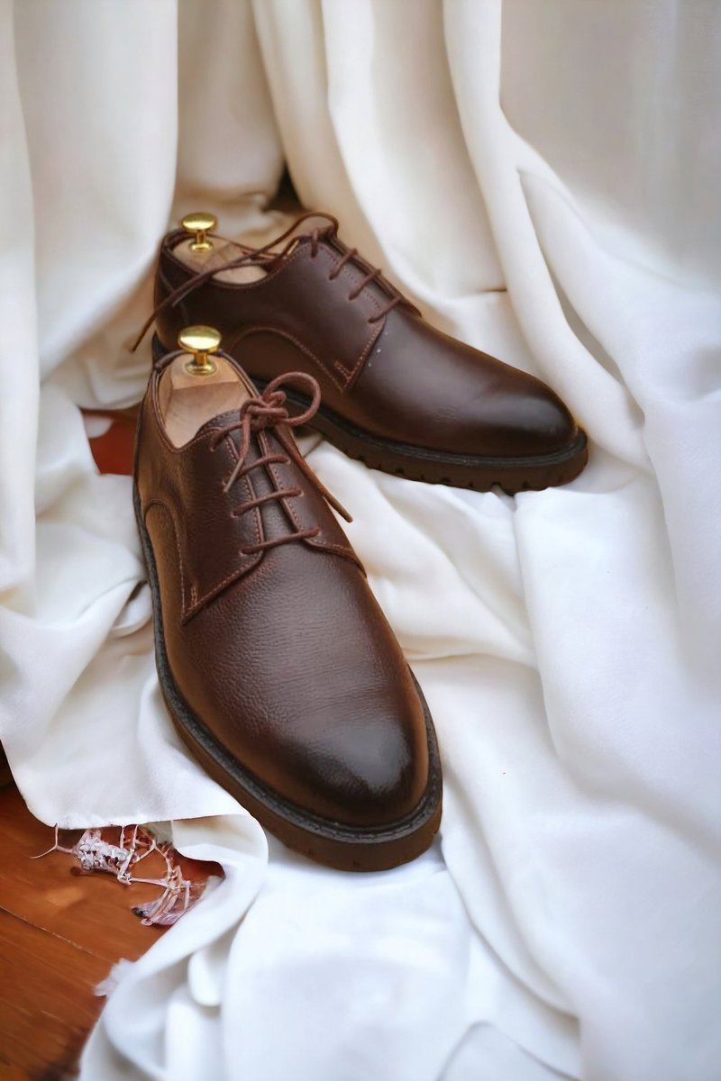 FajTosin's tweet photo. Making good shoes is something we do with pride. 
Price N 35k. Send us a DM today. 

#goodshoes #bespokeshoes #xmas https://t.co/X1wFWEFpUi