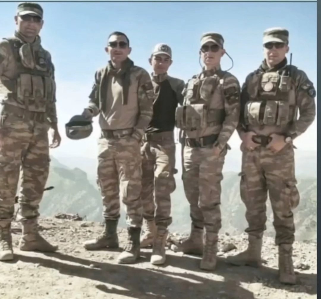 Gölgesinde otur amma
Yaprak senden incinmesin.
Temizlen de gir mezara
Toprak senden incinmesin.
#abdurrahimkarakoç 
#incitme 
#sehidimizvar