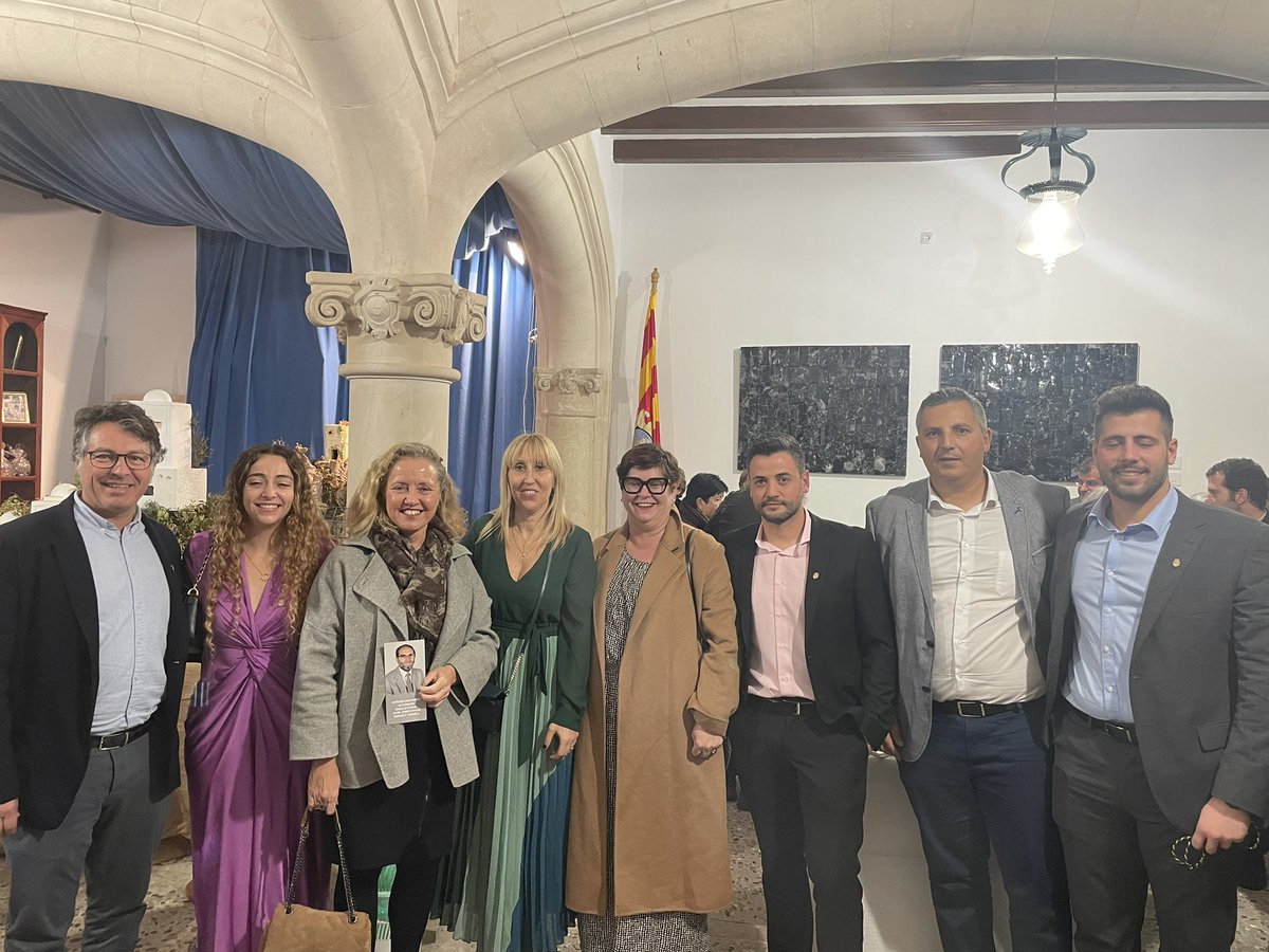 SolerCatalina's tweet image. Felanitx, ahir vespre va engrandir-se! Medalla de la Ciutat a D.Josep Grimalt i Gomila, professor Grimalt! #felanitxéslasevagent #orgullfelanitxer #gràcies @pbonet per acompanyar-nos i als representants de la UIB.