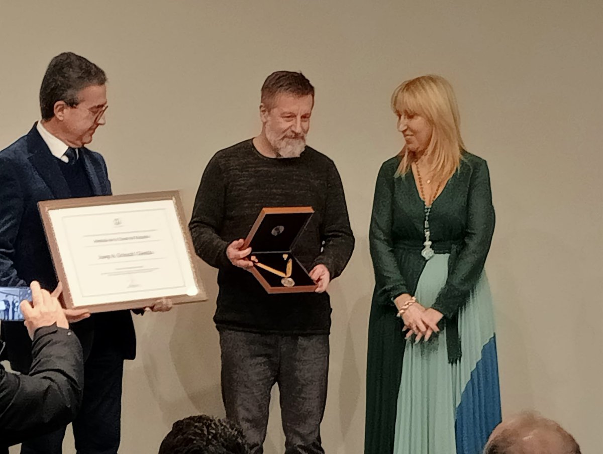 SolerCatalina's tweet image. Felanitx, ahir vespre va engrandir-se! Medalla de la Ciutat a D.Josep Grimalt i Gomila, professor Grimalt! #felanitxéslasevagent #orgullfelanitxer #gràcies @pbonet per acompanyar-nos i als representants de la UIB.