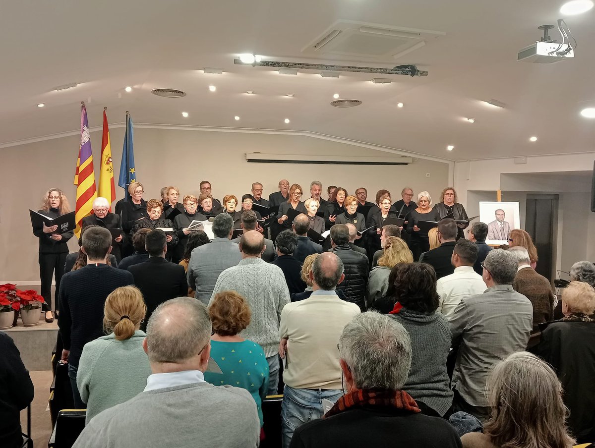 SolerCatalina's tweet image. Felanitx, ahir vespre va engrandir-se! Medalla de la Ciutat a D.Josep Grimalt i Gomila, professor Grimalt! #felanitxéslasevagent #orgullfelanitxer #gràcies @pbonet per acompanyar-nos i als representants de la UIB.