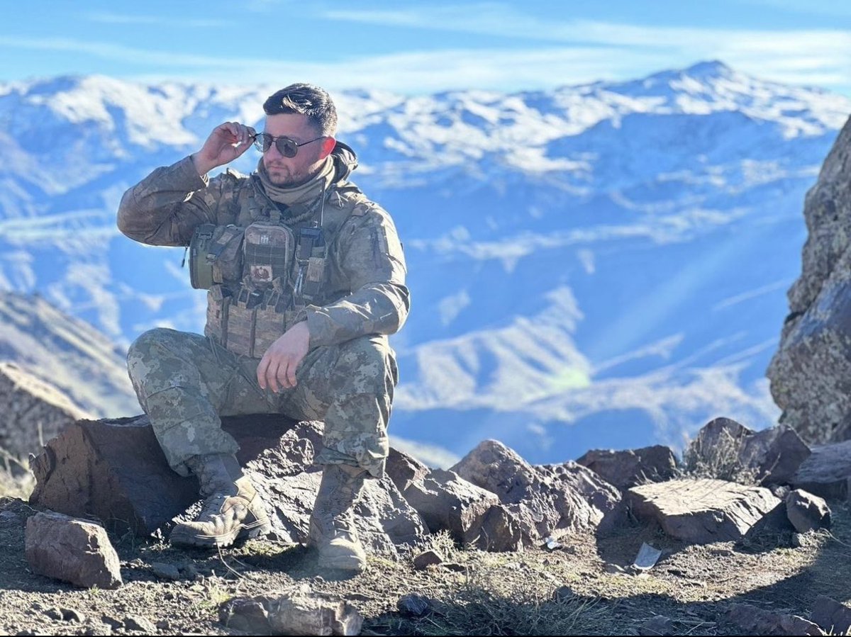 Aynı anadan olmadan kardeş bildik biz seni
Duabey’den Eril’den sonra birde sen yaktın yürekleri
Dönsek yine en başa,otursak karşılıklı,gülümsetsen yüzleri 
Herkes şâhittir razıyız biz senden, bekler artık Harbiye iç bahçede Seni, Eril’i Duabey’i..

Şehit P.Tğm. Ramazan GÜNAY🇹🇷