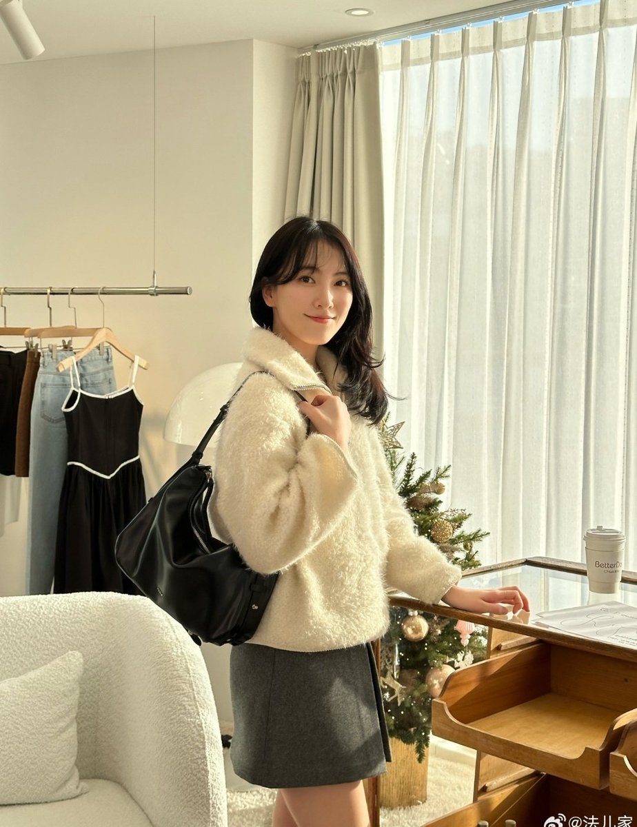 urarinal's tweet photo. イベントで着るための服選びですってよ。気になるところ☺️
#강지영 #知英
#fstudio https://t.co/Wx5GPSRoQj