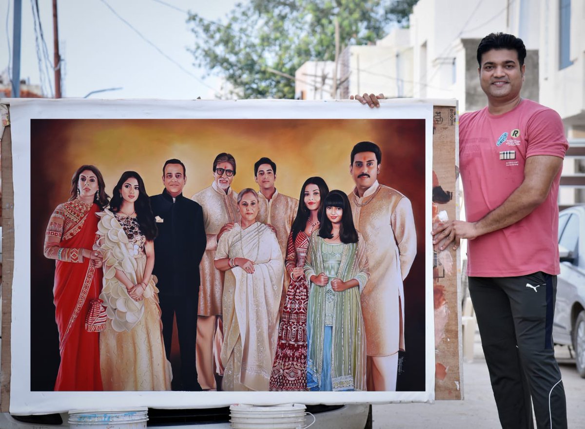 ShivasheeshSha2's tweet photo. Big breaking: मेरी पेंटिंग, अमिताभ बच्चन जी की नई बुक 'The Bachchans' का बुक लॉन्च कार्यक्रम मुंबई में संपन्न हुआ। इस बुक के ऊपर जो कवर पेज है वो एक ऑइल पेंटिंग है जो मैंने बनाई है। 6x4 फीट की यह ऑइल कैसी लगी आपको, अवश्य बताएं।
@SrBachchan @juniorbachchan @iamnikhilnanda https://t.co/xWSxpxop9T