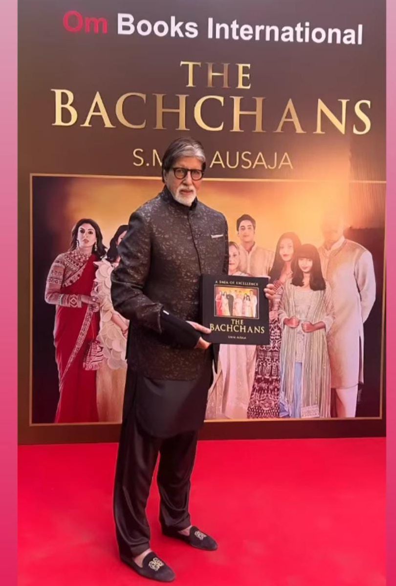ShivasheeshSha2's tweet photo. Big breaking: मेरी पेंटिंग, अमिताभ बच्चन जी की नई बुक 'The Bachchans' का बुक लॉन्च कार्यक्रम मुंबई में संपन्न हुआ। इस बुक के ऊपर जो कवर पेज है वो एक ऑइल पेंटिंग है जो मैंने बनाई है। 6x4 फीट की यह ऑइल कैसी लगी आपको, अवश्य बताएं।
@SrBachchan @juniorbachchan @iamnikhilnanda https://t.co/xWSxpxop9T