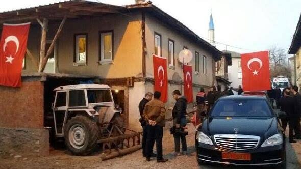 Yoksulun evine lüks arabalar yanaşıyorsa, ya seçim vardır, ya şehit vardır !
#Hakkari #sehidimizvar
